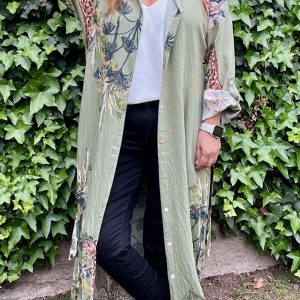 Vestido camisero Forest verde detalle 5 — Chaquetas/tapados/abrigos/kimonos, Ofertas, Ofertas | Loca Tentación Chile